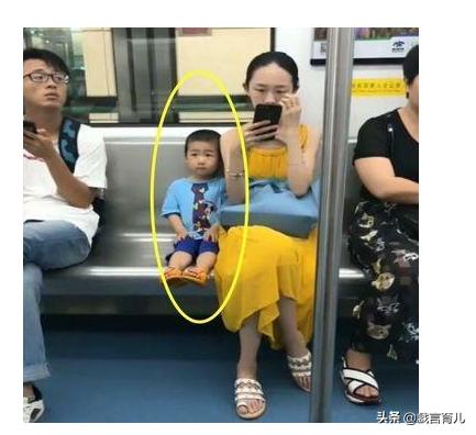 三岁宝宝和妈妈坐地铁，乖乖的特别可爱，网友：这孩子太懂事了！