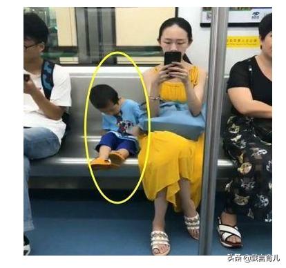 三岁宝宝和妈妈坐地铁，乖乖的特别可爱，网友：这孩子太懂事了！