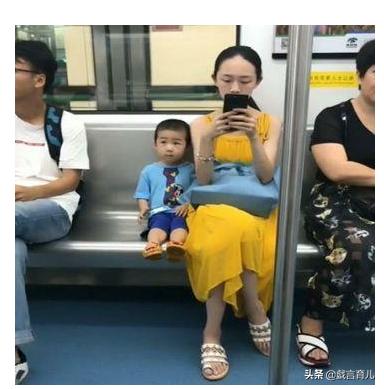 三岁宝宝和妈妈坐地铁，乖乖的特别可爱，网友：这孩子太懂事了！