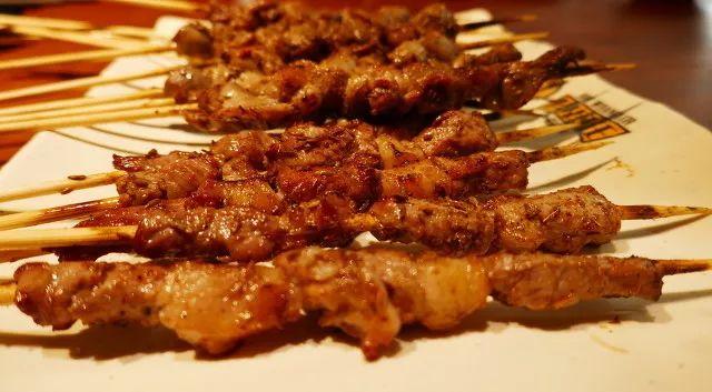 重要提醒！男孩吃烤肠时险些丧命，只因……近期家长更要当心！
