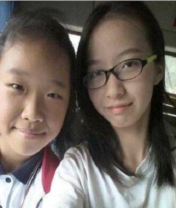 为了避免孩子早恋，妈妈把儿子打扮成女孩，却因太美被人追求