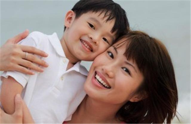 儿子总粘着妈妈？别让“恋母情结”影响孩子，聪明父母四种做法