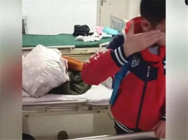 妈妈生完二胎，产房外只有12岁儿子在等候，他的反应感动众人