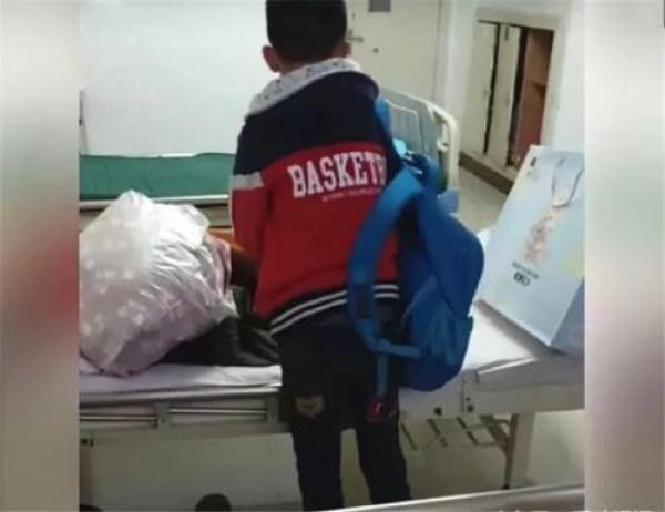 妈妈生完二胎，产房外只有12岁儿子在等候，他的反应感动众人