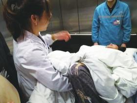 产妇脐带脱垂，情况十分危急 医生跪举胎儿头部19分钟跑赢死神