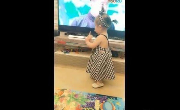 妈妈怀孕时喜欢跳舞，生下女儿也这样，网友：这孩子没法要了！