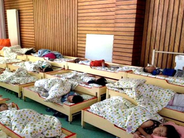 孩子为什么在幼儿园不午睡，老师分享的图片看出原因，家长要了解