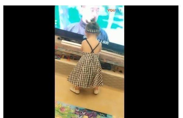 妈妈怀孕时喜欢跳舞，生下女儿也这样，网友：这孩子没法要了！