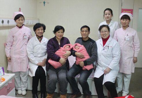 孕妇生健康龙凤胎，护士出来报喜，不料被医院开除，原因很无奈