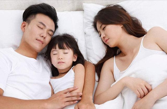 六岁娃和爸妈睡是心理问题？别中“到点分房睡”的毒，这样才合理