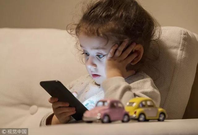 孩子爱玩手机怎么办，你的做法决定了孩子的未来