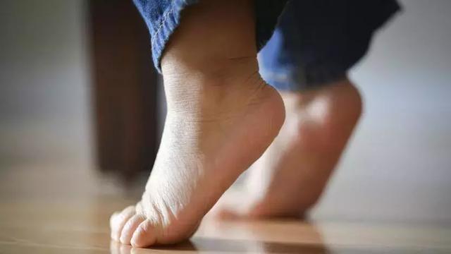 宝宝走路总是垫脚踩着脚尖，是不是发育异常？怎么科学性的纠正？