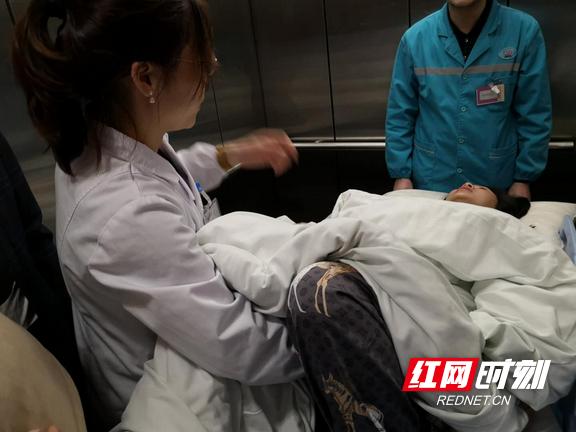 产妇脐带脱垂 湖南省妇幼保健院医生托举19分钟成功抢救