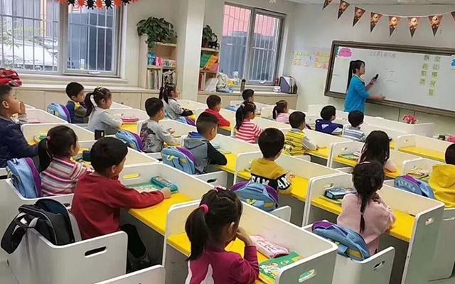 “妈妈，好多同学不来上学了”，得知原因，妈妈也想给孩子办退学