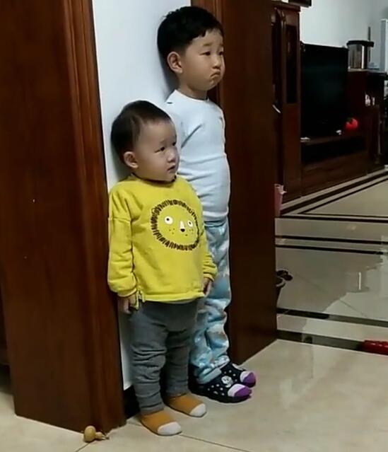 妈妈经常吼叫孩子，姥姥让孩子随身携带一样东西，效果出奇地好