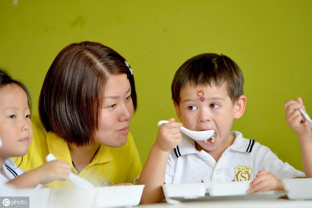 宝宝15个月长4颗牙还会糊类食物？妈妈这样容易毁了孩子的牙齿！