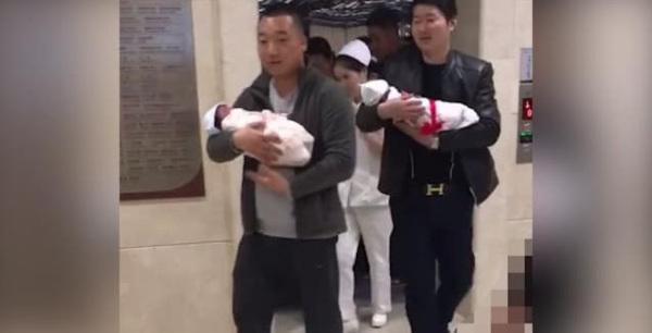 宝爸在产房门口等待宝宝出生, 电梯门打开那一刻, 这场面要笑死了