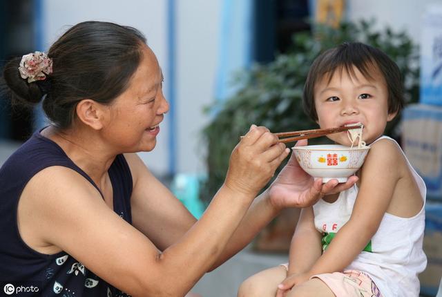 宝宝多大自己吃饭？不是6个月也不是9个月，而是出现这3个信号时