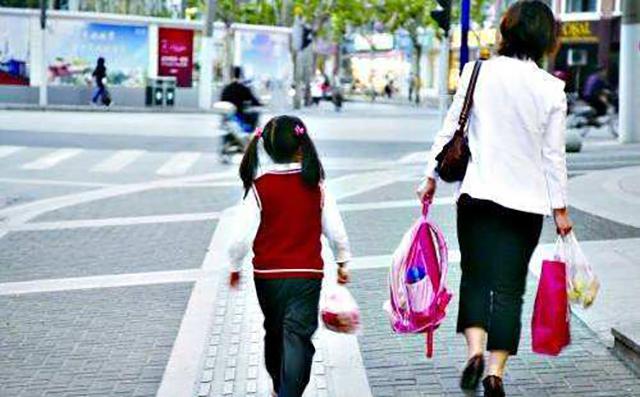 “妈妈，好多同学不来上学了”，得知原因，妈妈也想给孩子办退学