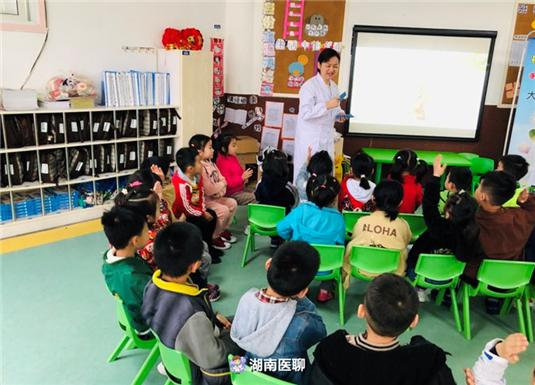 “大手牵小手”带手卫生进校园：防控疾病传播，一起学正确洗手！