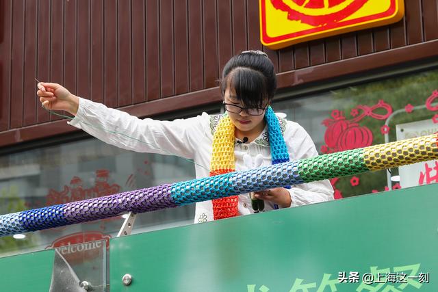 年轻妈妈“给栏杆织毛衣” 用编织来打败坏情绪