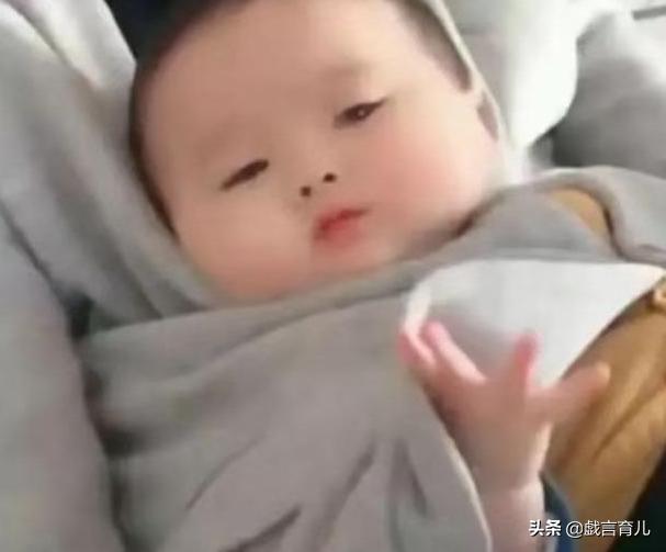 爸爸带宝宝的搞笑瞬间，这到底是亲生的吗？网友：宝宝绝望了！