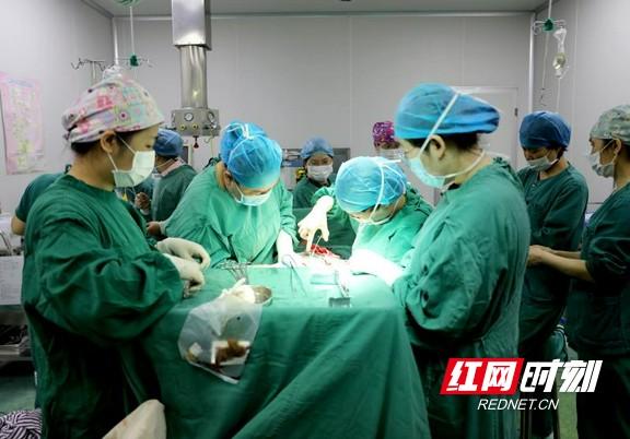 产妇产下“龙凤胎”后突然大出血 幸好有她们在