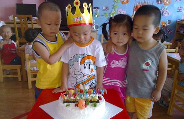 4岁女儿在幼儿园过生日，妈妈送了蛋糕却没有吃，老师解释很现实