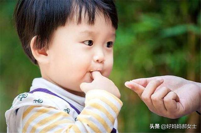 宝宝啃手怎么办，是缺少微量元素了？家长要注意这些问题了！