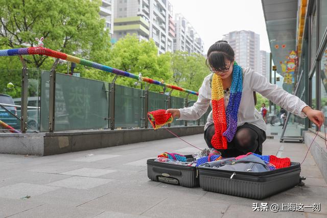 年轻妈妈“给栏杆织毛衣” 用编织来打败坏情绪