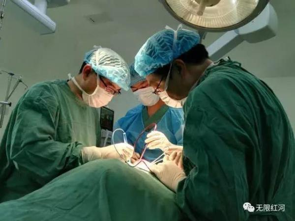 喝了爸爸的一碗粥，两岁孩子发烧呕吐不止，医生一看很严重