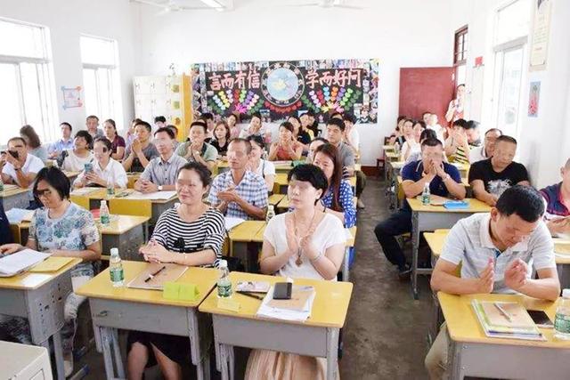 开家长会，你以为这样穿给孩子“长脸”？会让孩子觉得很“丢脸”