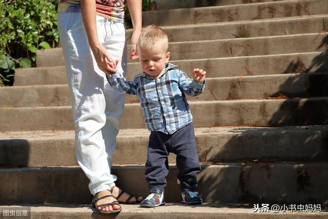 2岁孩子走路不稳怎么办？孩子走路出现这些情况，父母要重视