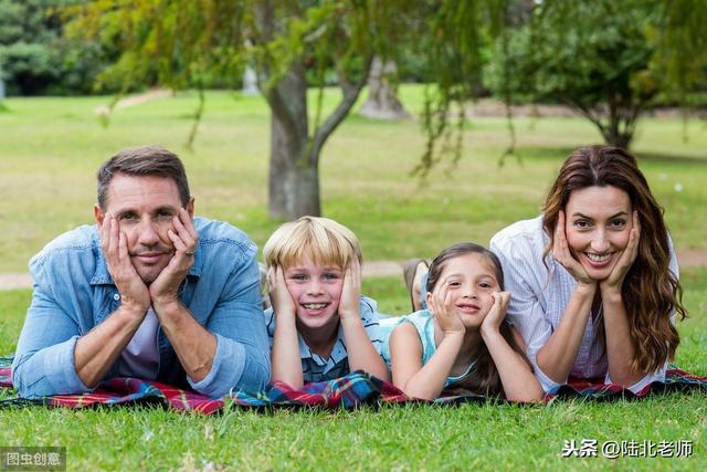 如何才能养育一个优秀的男孩？其实并不难，父母只需要做到这四点