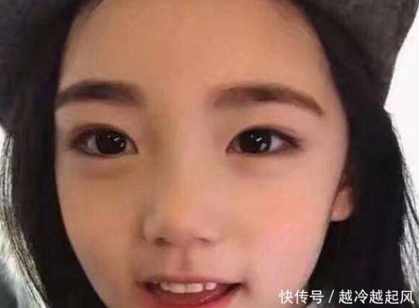 12岁的小女孩, 从小每天化妆, 到了现在后果严重