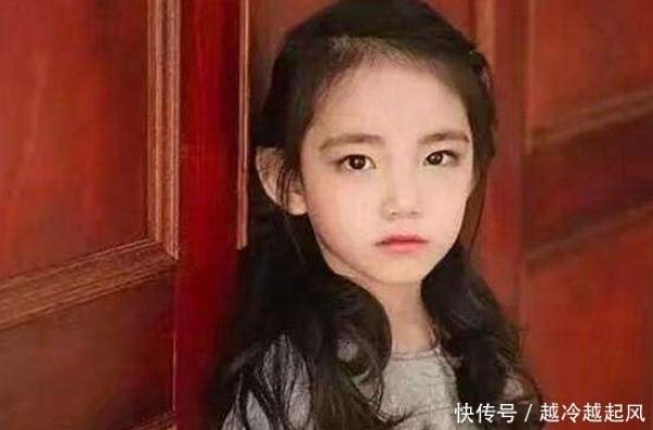 12岁的小女孩, 从小每天化妆, 到了现在后果严重