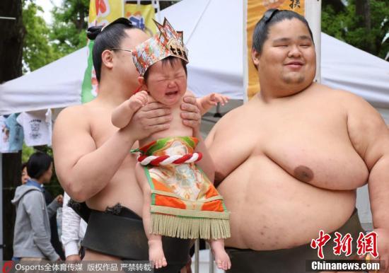 日本举行“宝宝哭”相扑比赛 哭声最大婴儿获胜