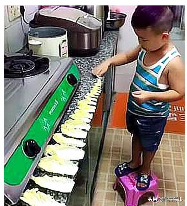 妈妈让五岁儿子帮忙摘菜,厨房里特别安静,推开门后一看差点笑晕