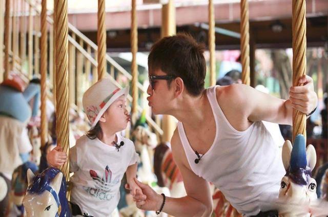 “女儿奴”爸爸越来越多，宝妈们表示：心疼儿子！