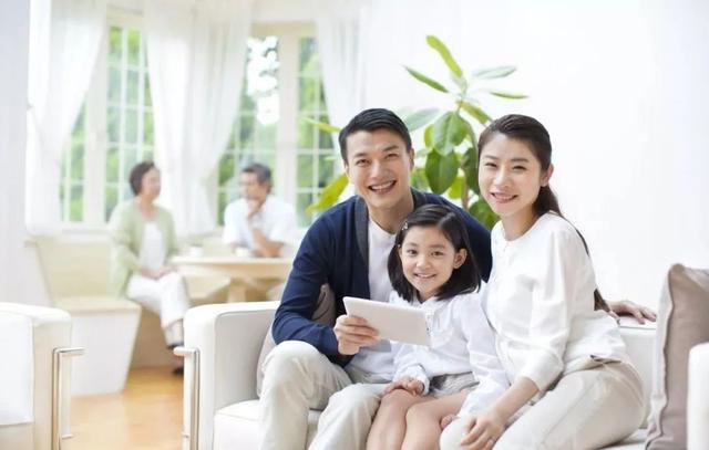 一个小故事让你明白:在孩子面前玩手机,伤害究竟有多大!