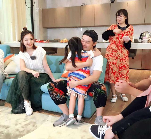 “女儿奴”爸爸越来越多，宝妈们表示：心疼儿子！