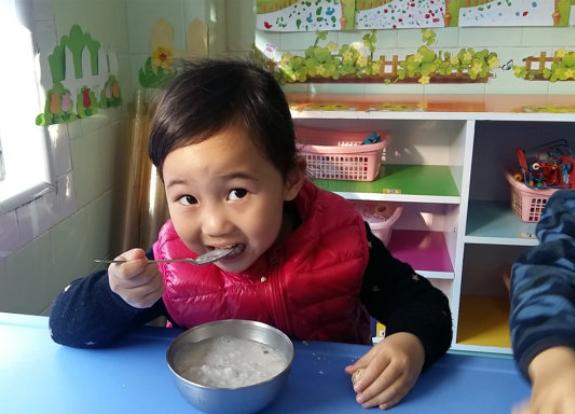 医生忠告：5种早餐要少吃，孩子越吃越虚弱，家长却经常给孩子买