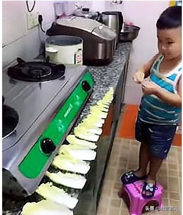 妈妈让五岁儿子帮忙摘菜,厨房里特别安静,推开门后一看差点笑晕