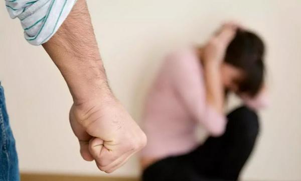 爸爸当面打妈妈，站在孩子的角度，受到的伤害是这样的……
