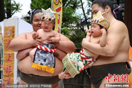 日本举行“宝宝哭”相扑比赛 哭声最大婴儿获胜