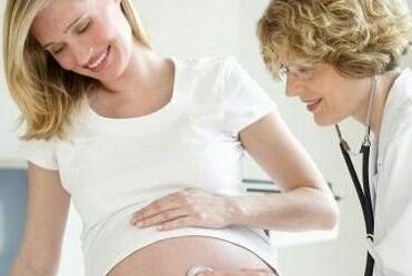 怀孕70多天,孕妇肚子上长了许多黑毛和直线,是怎么回事情呢?