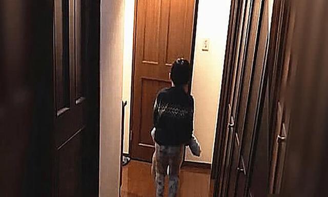 哥哥半夜不敢上厕所，抱来9个月的妹妹壮胆，下一秒让人笑喷！