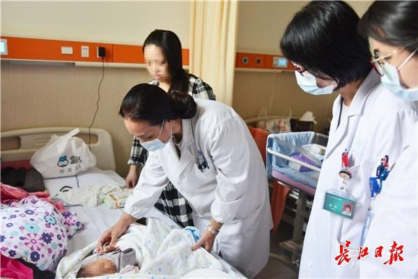 不容易！双胎妈妈一个宝宝流产，119天后诞下另一个宝宝