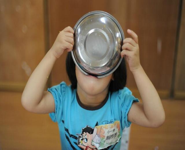 上幼儿园第一天，高情商宝宝表现都咋样？这些照片清晰表现