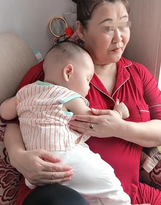 孩子跟这4种老人睡，妈妈不用费心“抢”孩子，孩子始终跟你最亲